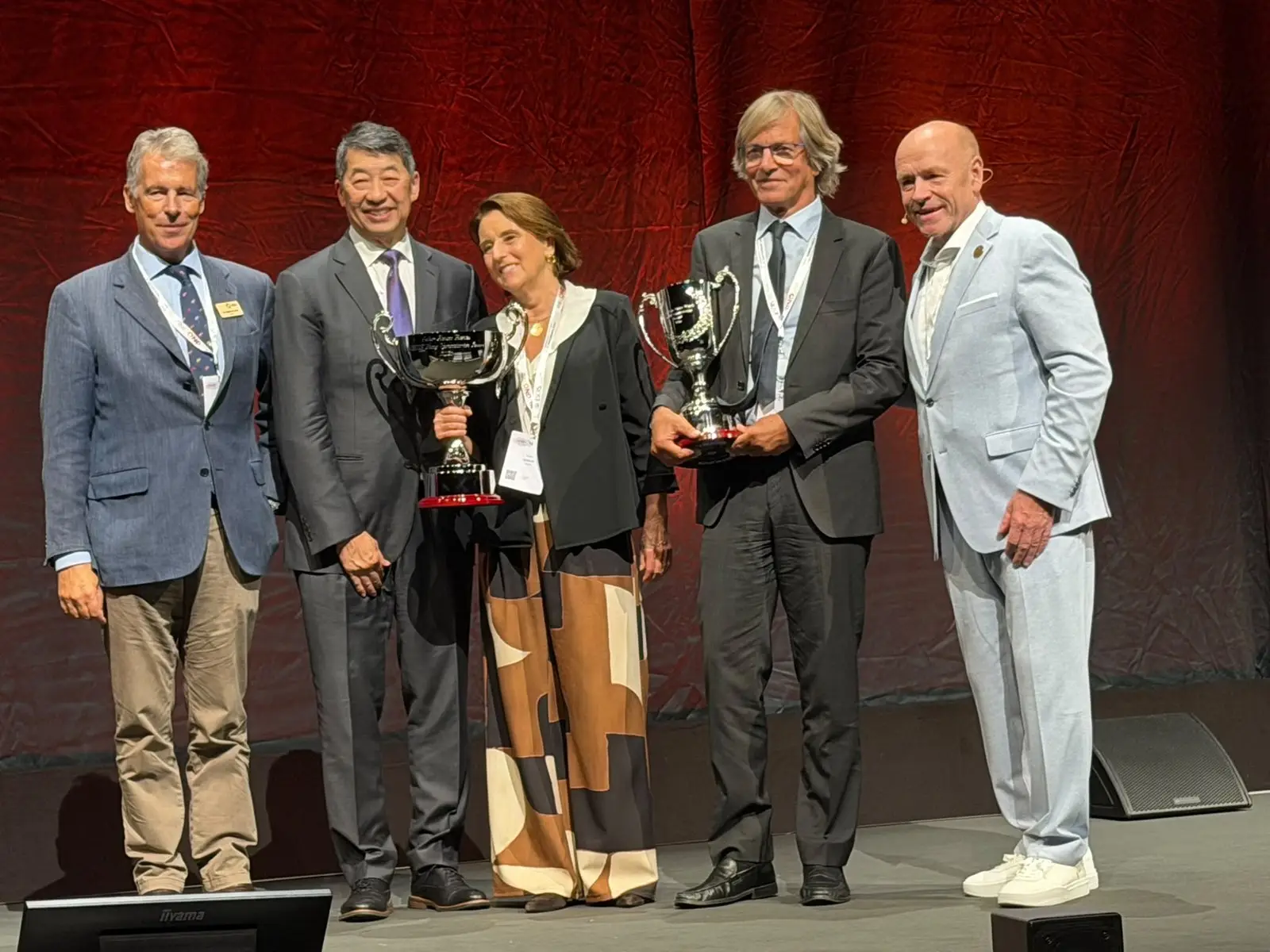El Dr. Carlos-Luis Moser con la copa del ESCRS Humanitarian Award en el Congreso ESCRS de Londres 2026
