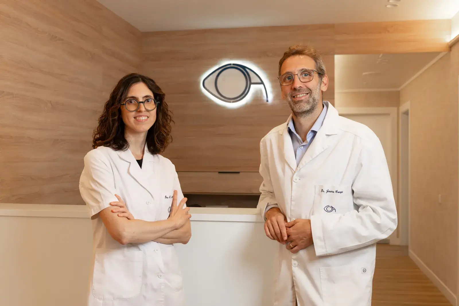 El Dr. Jaume Crespí y la Dra. Ester Mingorance, codirectores médicos del Centre Oftalmològic Arumí, en la recepción de la clínica