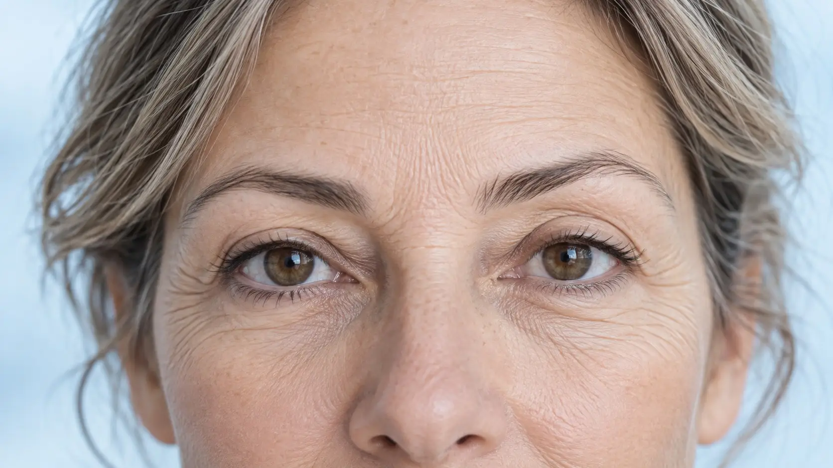 Primer plano ilustrativo de una mirada con pliegues en los párpados superiores.