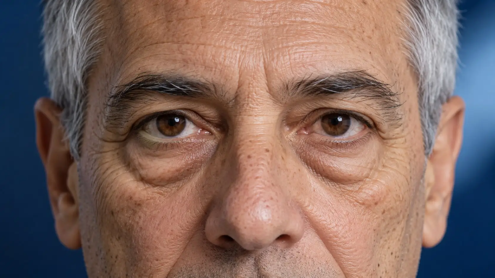 Primer plano ilustrativo de un hombre con bolsas visibles bajo los ojos.